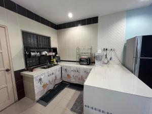 Kitchen o kitchenette sa JZ at Sungai Besar Single Storey Semi-D