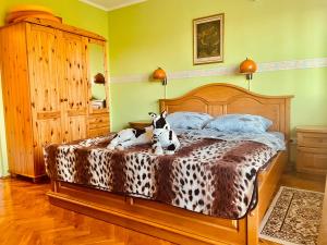 two stuffed animals sitting on a bed in a bedroom at Sunny & Green in H&eacute;v&iacute;z