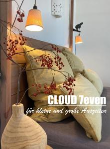 Habitación con sofá con almohadas y lámpara. en CLOUD 7even, en Müllheim