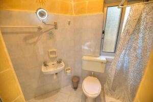 uma pequena casa de banho com WC e lavatório em 36, Serina Court - Marsalforn, Gozo - Malta em Marsalforn