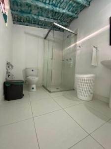 a bathroom with a glass shower and a toilet at Excelente apartamento Envigado - Full Equipamento. in Envigado