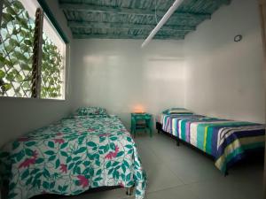 a bedroom with two beds and a window at Excelente apartamento Envigado - Full Equipamento. in Envigado