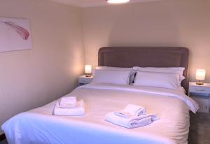 Llit o llits en una habitació de 2 bed House with office in Historic Richmond