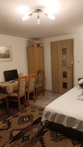 sypialnia z łóżkiem, stołem i krzesłami w obiekcie хостел w Poznaniu
