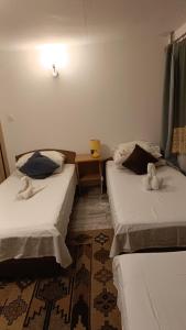 um quarto com duas camas com bichos de peluche em хостел em Poznań