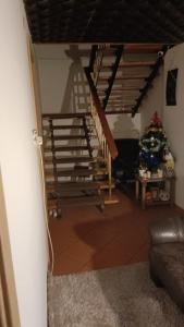 uma escada numa sala de estar com uma árvore de Natal em хостел em Poznań
