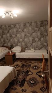 um quarto com 2 camas e uma parede estampada em хостел em Poznań