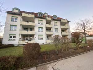 a large white building with a lot of windows at Idyllisches Ansbacher Apartment 1 Stock mit Aufzug in Ansbach