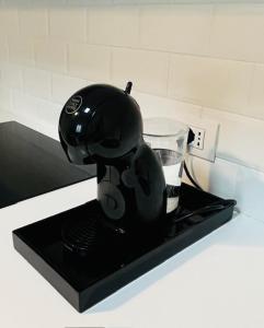 czarny dzbanek do kawy na kuchence w obiekcie Via Breda 120 w Mediolanie