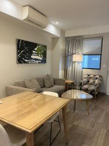 uma sala de estar com um sofá e uma mesa em REGENCY APARTMENT HOTEL-ST@Y em Pretoria