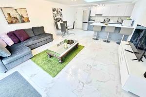 un soggiorno con divano e tavolo di Paradigm House, Stunning 2-Bedroom Apartment 1, free Parking, Oxford a Oxford