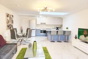 a large living room with a couch and a kitchen at Paradigm House, Stunning 2-Bedroom Apartment 1, free Parking, Oxford in Oxford