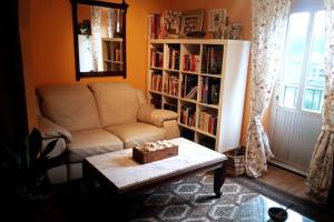 uma sala de estar com um sofá e uma mesa de centro em Finca La Viñona. Casa rural con finca en San Román de Candamo em Candamin