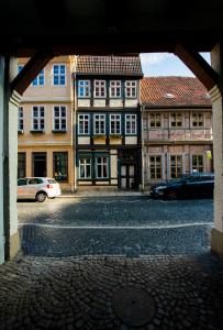 einen Eingang zu einem Gebäude mit vor dem Haus geparkt in der Unterkunft Kleine13 (Hohe13) in Quedlinburg