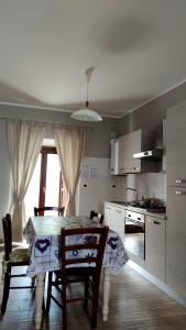 Fontecchio的住宿－Casa Furore，带桌椅的厨房、带桌子的厨房和厨房。