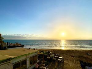 - une vue sur la plage et le coucher du soleil dans l'établissement The Sea Guesthouse, à Agadir