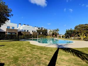 une piscine au milieu d'une cour dans l'établissement San Roque Golf Club, Step into elegance with this 3-bedroom luxury modern townhouse close to Sotogrande, à San Roque