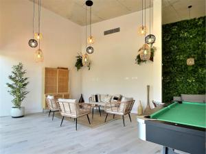 - un billard et des chaises dans une salle avec un billard dans l'établissement San Roque Golf Club, Step into elegance with this 3-bedroom luxury modern townhouse close to Sotogrande, à San Roque