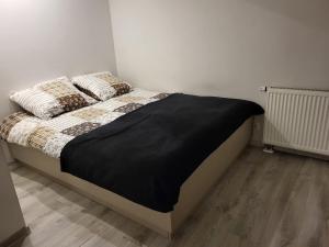 Un pat sau paturi într-o cameră la Apartament Anastasiia