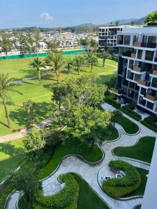 eine Luftansicht eines Resorts mit Park in der Unterkunft Modern 2-bedroom Apartments Garden view in Skypark Laguna Bang Tao in Strand Bang Tao