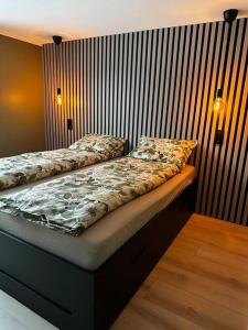 a bedroom with two beds sitting next to each other at Familievennlig Apartament in Tvedestrand