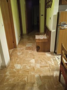 un corridoio con pavimento piastrellato in una casa di Casa Serena a Scanno