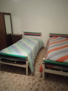 Duas camas sentadas uma ao lado da outra num quarto em Casa Serena em Scanno