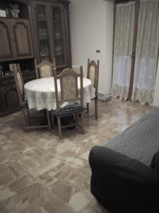 uma sala de jantar com uma mesa e cadeiras num quarto em Casa Serena em Scanno