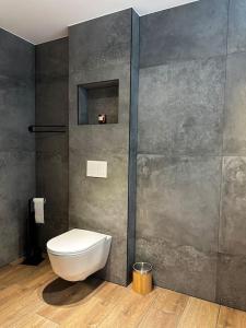 La salle de bains est pourvue de toilettes blanches. dans l'établissement Familievennlig Apartment, à Tvedestrand