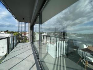 a glass balcony with a view of the city at Hermoso departamento a estrenar in Mar del Plata