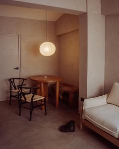 Cette chambre comprend une table, des chaises et un lit. dans l'établissement Private Apartment - the coffee apartment, à Cusco
