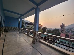 balcón con vistas a la ciudad en Karwaan Homestay, en Rishīkesh