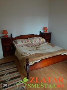 Un pat sau paturi într-o cameră la Zlatarski san 3