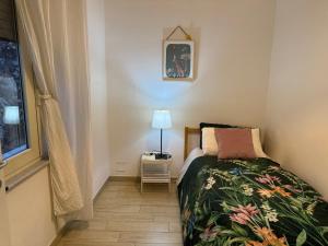 - une petite chambre avec un lit et une fenêtre dans l'établissement La casa di Sarah aspetta voi, à Naples