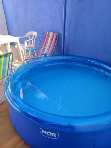 una gran bañera azul en una habitación con sillas en Casa de temporada da Ivalda, en Olímpia