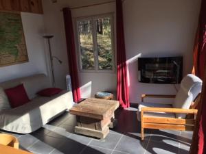 TV a/nebo společenská místnost v ubytování Chalet entier bioclimatique