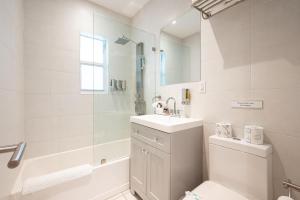biała łazienka z umywalką i toaletą w obiekcie Casa Del Mar Master w mieście Hollywood