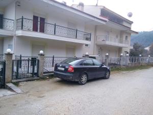 a black car parked in front of a building at ΔΙΧΩΡΟ ΔΙΑΜΕΡΙΣΜΑ ΣΤΗΝ ΚΑΣΤΟΡΙΑ in Kastoria