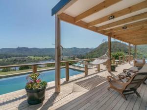 una terraza de madera con una hamaca y una piscina en CLOUD 9 - KNYSNA DREAM HOME, en Knysna 65 fotos más