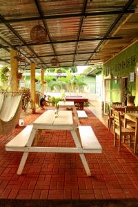 a patio with tables and chairs in a restaurant at Hostal Casa Mauro in Moyogalpa