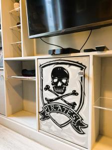 um armário com um esqueleto e uma televisão em Maison de pêcheurs Malvina em Le Tréport