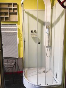 um chuveiro com uma porta de vidro na casa de banho em Maison de pêcheurs Malvina em Le Tréport