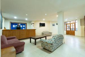 TV a/nebo společenská místnost v ubytování Hotel Rising Star Near To Mall Road #BudgetFriendly #BigRooms #Garden #Bonfire #Parking #ForestView #MountainView