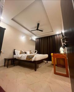 a bedroom with a bed with a ceiling fan at House Of Ubuntu in Rāmtek