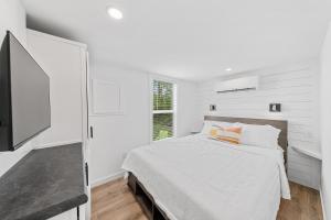 Postel nebo postele na pokoji v ubytování Oceans RV Resort at Holly Ridge