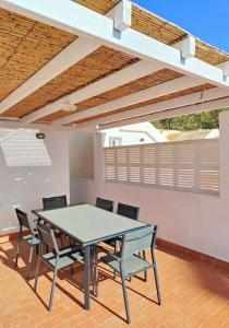 聖何塞的住宿－Pita 3, San Jose, Nijar，一个带屋顶的庭院内的餐桌和椅子