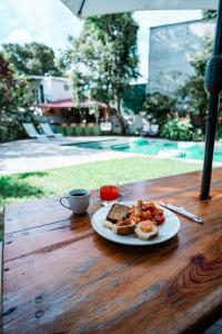 Casa Amaranto في باناخاتشيل: طبق من الطعام على طاولة مع كوب من القهوة