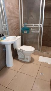 een badkamer met toilet, douche en wastafel bij Finca Maratón Alto in Calarcá