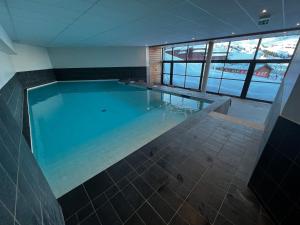 Bazén v ubytovaní Haut Belle Plagne, vue montagnes, au pied des pistes, proche de l'ESF & espace piscine inclus alebo v jeho blízkosti