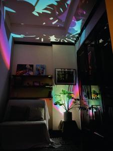 - une chambre avec un lit et un plafond avec des lumières dans l'établissement Ngáo Home, à Hanoï